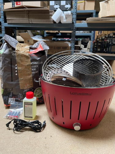 Preview: LotusGrill Classic Feuerrot - B-Ware gebraucht mit Delle ohne Tasche, 200ml Brennpaste und 2,5kg Kohle - NR 60