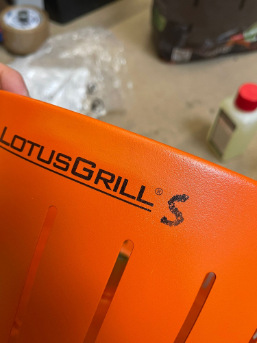 LotusGrill Small Mandarinenorange - B-Ware gebraucht mit Markierung inkl. Tasche, 200ml Brennpaste und 2,5kg Kohle - Nr. 67