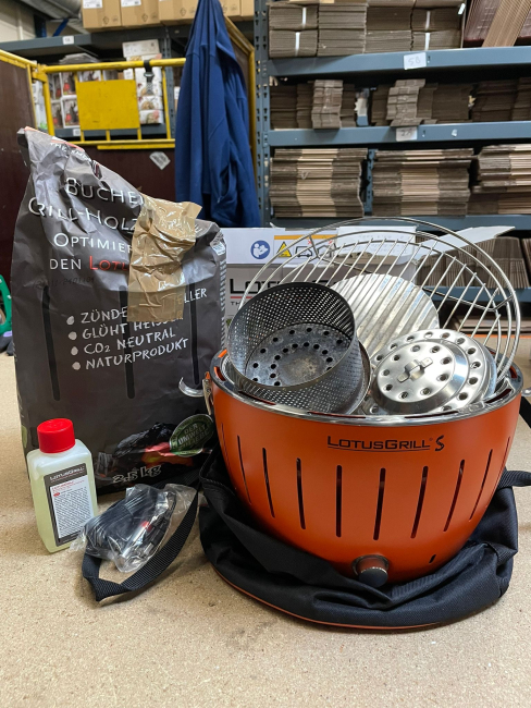 LotusGrill Small Mandarinenorange - B-Ware gebraucht mit Markierung und Lackflecken inkl. Tasche, 200ml Brennpaste und 2,5kg Kohle - Nr. 69