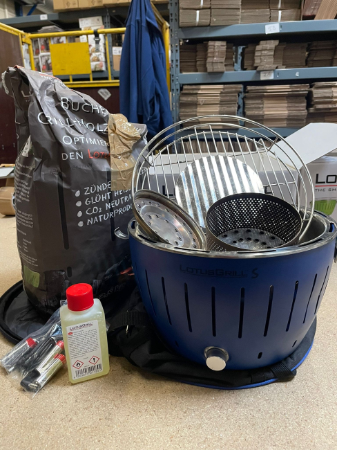 LotusGrill Small Tiefblau - B-Ware gebraucht mit Delle unten inkl. Tasche, 200ml Brennpaste und 2,5kg Kohle - Nr. 70