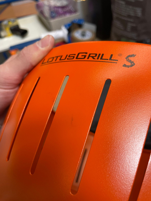 LotusGrill Small Mandarinenorange - B-Ware gebraucht mit Markierung und Lackflecken / Kratzer inkl. Tasche, 200ml Brennpaste und 2,5kg Kohle - Nr. 71