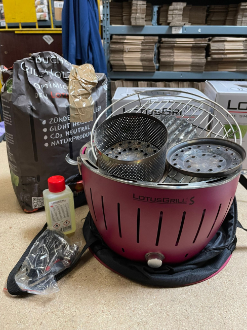 LotusGrill Small Pflaumenlila - B-Ware gebraucht mit Delle, Kratzer und Markierung inkl. Tasche, 200ml Brennpaste und 2,5kg Kohle - Nr. 74