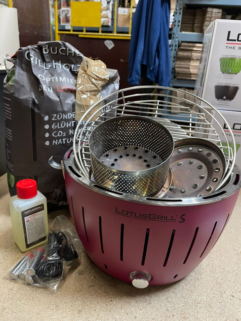 LotusGrill Small Pflaumenlila - B-Ware gebraucht mit Delle unten ohne Tasche inkl. 200ml Brennpaste und 2,5kg Kohle - Nr. 75