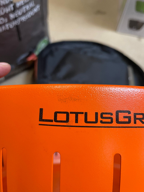 LotusGrill Small Mandarinenorange - B-Ware gebraucht mit schwarzen Flecken und Markierung inkl. Tasche, 200ml Brennpaste und 2,5kg Kohle - Nr. 77